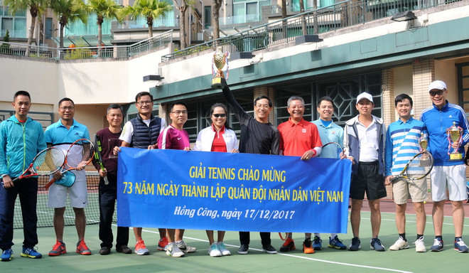 Các tuyển thủ chụp ảnh lưu niệm trước khi thi đấu. (Ảnh: Xuân Tuấn-Hoài Nam/Vietnam+) Thi đấu tennis mừng Ngày thành lập Quân đội Nhân dân Việt Nam ảnh 1