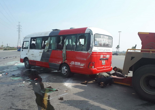 Hiện trường vụ tai nạn. (Ảnh: Trịnh Duy Hưng/TTXVN) Xe tang chở 20 người đấu đầu Kia Morning, nhiều người bị thương ảnh 1