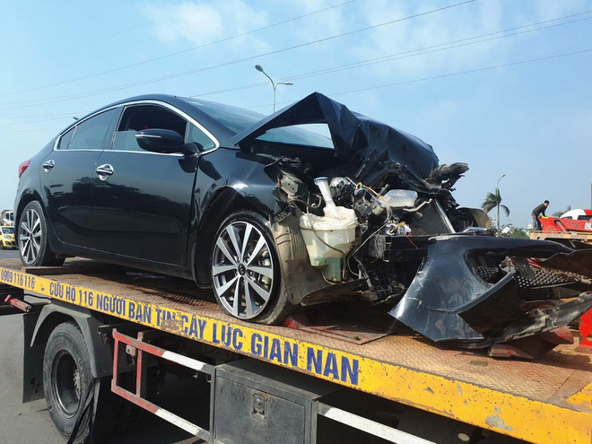Xe Kia Morning bị nát phần đầu sau cú va chạm. (Ảnh: Trịnh Duy Hưng/TTXVN) Xe tang chở 20 người đấu đầu Kia Morning, nhiều người bị thương ảnh 2