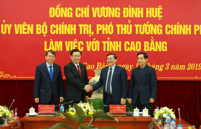 Phó Thủ tướng Chính phủ Vương Đình Huệ tặng quà lưu niệm cho tỉnh Cao Bằng. (Ảnh: Doãn Tấn/TTXVN) Giải quyết được bài toán giao thông kết nối, Cao Bằng sẽ bứt phá ảnh 1
