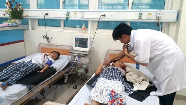 Các học sinh được điều trị sau một vụ ngộ độc thực phẩm. (Ảnh minh họa. Nguồn: TTXVN) Bảy học sinh nghi ngộ độc sau khi ăn đồ ăn mua ở cổng trường ảnh 1