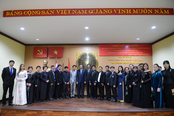 Bộ trưởng Tô Lâm gặp gỡ kiều bào Thái Lan. (Ảnh: Sơn Nam/Vietnam+) Bộ trưởng Bộ Công an Tô Lâm thăm và làm việc tại Thái Lan ảnh 2