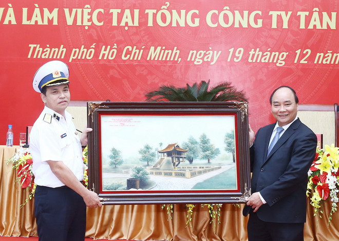 Thủ tướng Nguyễn Xuân Phúc tặng quà lưu niệm cho Tổng Công ty Tân Cảng Sài Gòn. (Ảnh: Thống Nhất/TTXVN) Xây dựng Tân Cảng Sài Gòn thành tập đoàn kinh tế quốc phòng hàng đầu ảnh 1