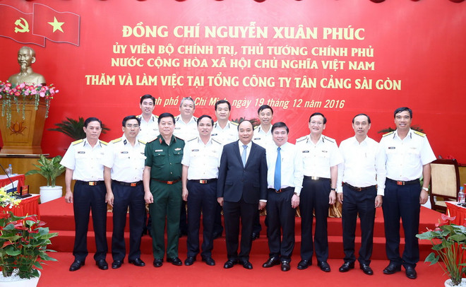 Thủ tướng Nguyễn Xuân Phúc với cán bộ Tổng Công ty Tân Cảng Sài Gòn. (Ảnh: Thống Nhất/TTXVN) Xây dựng Tân Cảng Sài Gòn thành tập đoàn kinh tế quốc phòng hàng đầu ảnh 2