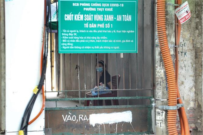 Khu dân cư trên phố Thuỵ Khuê (quận Tây Hồ) vẫn duy trì chốt kiểm soát vùng xanh. (Ảnh: Tuấn Đức/TTXVN) Đoàn kết toàn dân tộc - sức mạnh để chiến thắng đại dịch COVID-19 ảnh 1