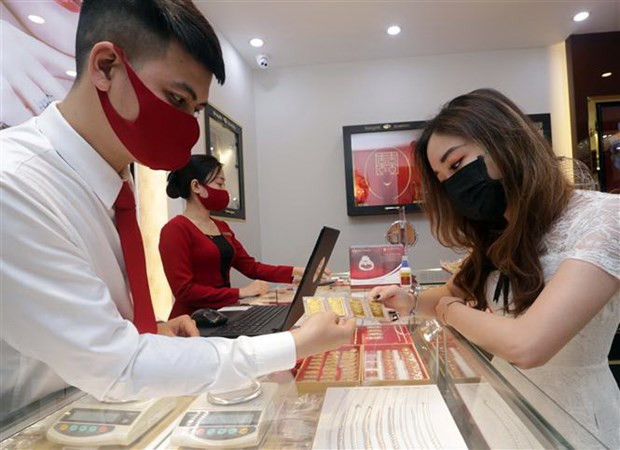 Một cửa hàng kinh doanh vàng. (Nguồn: TTXVN) Cân nhắc và rà soát các quy định trong lĩnh vực kinh doanh vàng ảnh 1