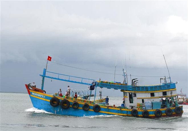Tàu dịch vụ hậu cần của thành phố Vũng Tàu được ra khơi ngày 20/9 để tiếp tế nhiên liệu và lương thực cho các tàu đánh bắt ngoài khơi. (Ảnh: Hoàng Nhị/TTXVN) Những chính sách hỗ trợ doanh nghiệp, người lao động nổi bật tuần qua ảnh 3
