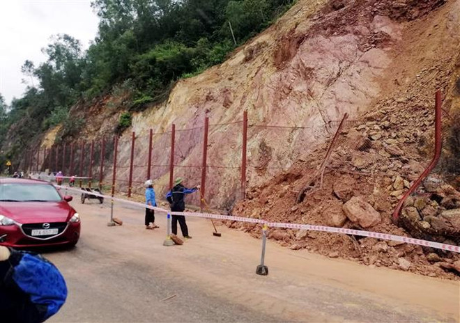 Mưa lớn gây sạt lở rú Nguộc (huyện Thanh Chương, Nghệ An) khiến một khối lượng lớn đất đá đổ xuống Quốc lộ 46. (Ảnh: TTXVN phát) Nghệ An: Mưa lũ làm một người mất tích, hàng trăm ngôi nhà bị ngập ảnh 2
