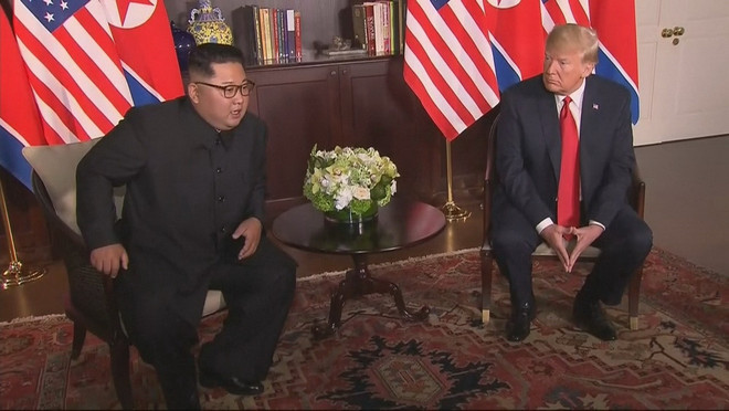 Hình ảnh hội đàm riêng giữa ông Donald Trump và ông Kim Jong-un ảnh 2