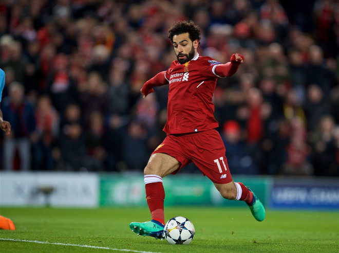 Cổ động viên trông chờ cuộc đọ sức của Mohamed Salah và Luis Suarez ảnh 1