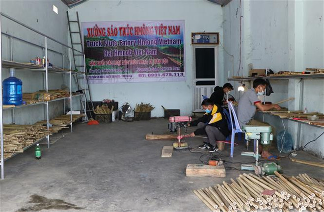 Xưởng sáo trúc của 3 chàng thanh niên người Mông tạo việc làm cho 3-5 lao động địa phương. (Ảnh: Việt Hoàng/TTXVN) Chuyện khởi nghiệp của những chàng trai đam mê 'giữ lửa' sáo Mông ảnh 3
