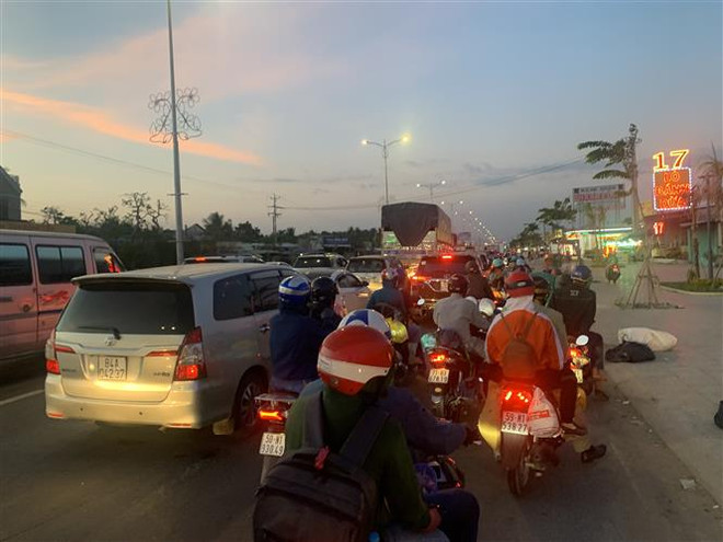 Bến Tre: Liên tục xả trạm, phân luồng để giảm ùn tắc tại cầu Rạch Miễu ảnh 1