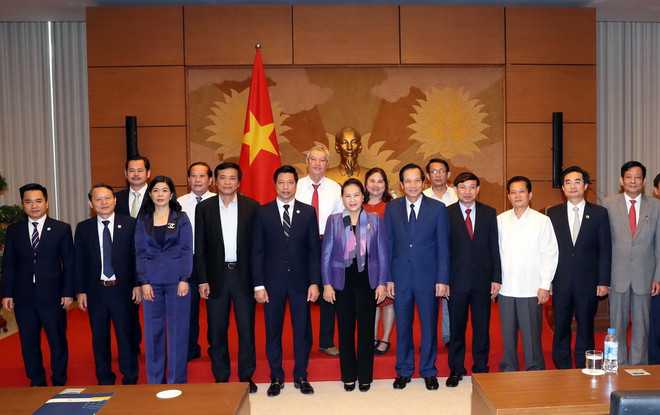 Trao quà tặng doanh nghiệp có những đóng góp hỗ trợ cộng đồng ảnh 2