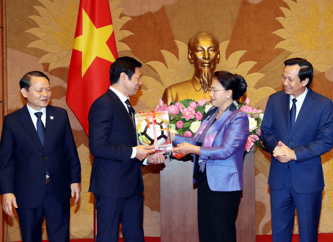 Trao quà tặng doanh nghiệp có những đóng góp hỗ trợ cộng đồng ảnh 1