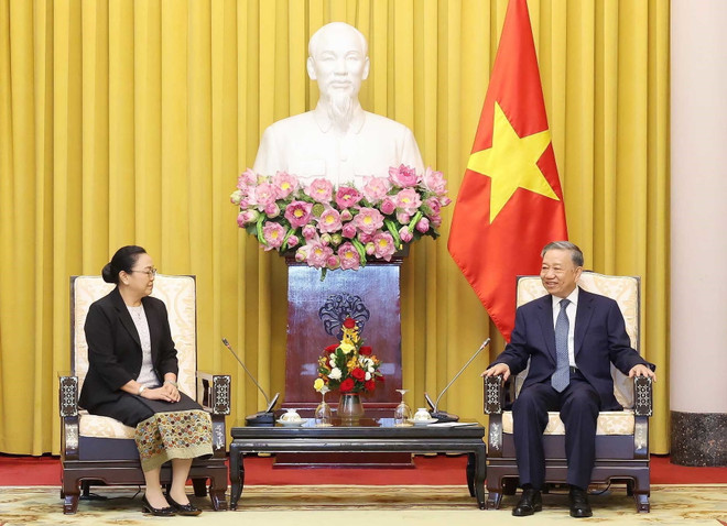 Chủ tịch nước Tô Lâm với Đại sứ Lào Khamphao Ernthavanh, đại diện nước Chủ tịch ASEAN 2024. (Ảnh: Nhan Sáng/TTXVN) ttxvn_chu tich nuoc to lam 8.jpg
