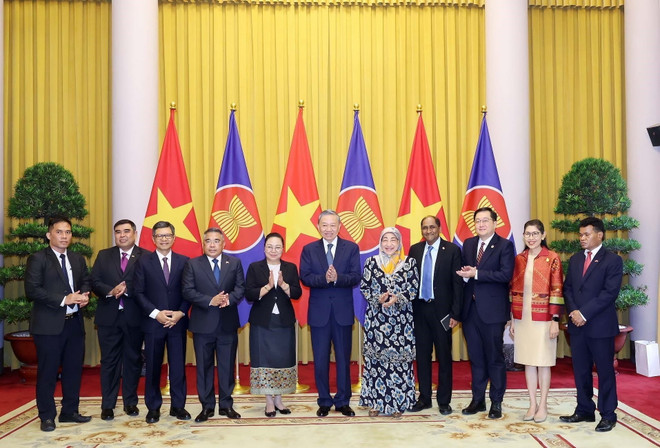 Chủ tịch nước Tô Lâm với Đại sứ các nước ASEAN. (Ảnh: Nhan Sáng/TTXVN) ttxvn_chu tich nuoc to lam 4.jpg