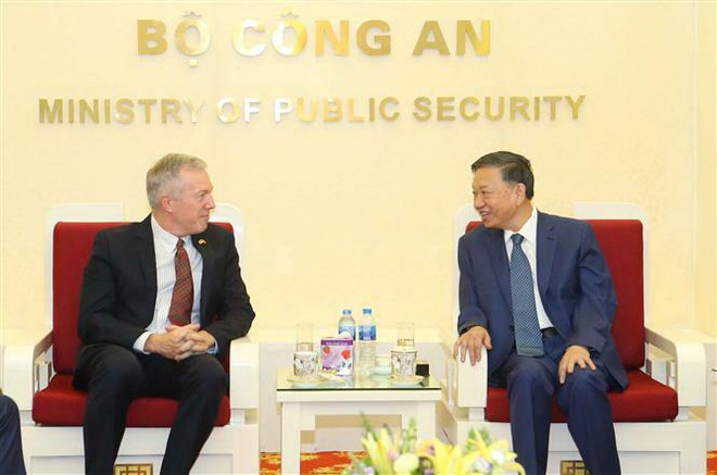 Đại tướng Tô Lâm, Bộ trưởng Bộ Công an tiếp ngài Ted Osius, Phó Chủ tịch Chính sách công và Quan hệ Chính phủ của Google tại châu Á-Thái Bình Dương. (Ảnh: Doãn Tấn/TTXVN) Bộ Công an Việt Nam và Google nghiên cứu mở rộng hợp tác ảnh 1