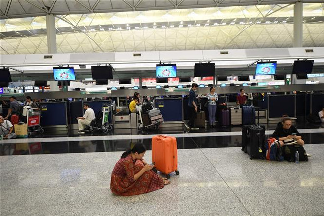 Hành khách mắc kẹt tại Sân bay quốc tế Hong Kong, Trung Quốc ngày 13/8, sau khi các chuyến bay bị hủy do người biểu tình tràn vào sân bay này. (Ảnh: THX/TTXVN) Sân bay quốc tế Hong Kong được lệnh ngăn cản người gây rối ảnh 1
