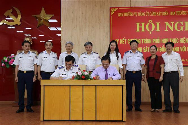 Lễ ký kết Chương trình phối hợp thực hiện công tác dân vận 'Cảnh sát biển đồng hành với ngư dân.' (Ảnh: Sỹ Thắng/TTXVN) Quảng Ngãi: Ký kết chương trình 'Cảnh sát biển đồng hành với ngư dân' ảnh 1