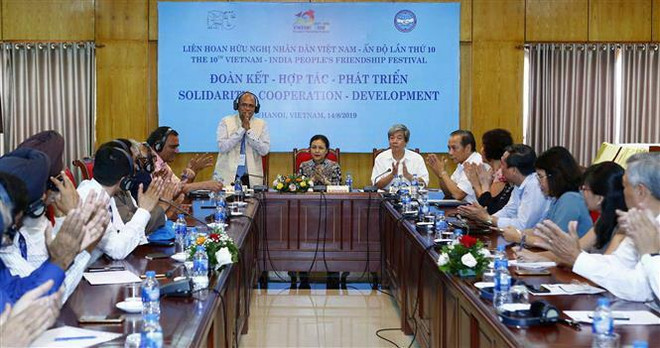 Ông Pallab Sengupta (đứng), Ủy viên Bộ Chính trị Đảng Cộng sản Ấn Độ, Tổng Thư ký Tổ chức Hòa bình và Đoàn kết toàn Ấn Độ (AIPSO), Trưởng đoàn đại biểu Ấn Độ tại buổi tọa đàm. (Ảnh: Văn Điệp/TTXVN) Tăng cường hiểu biết, tình đoàn kết giữa nhân dân Việt Nam-Ấn Độ ảnh 2