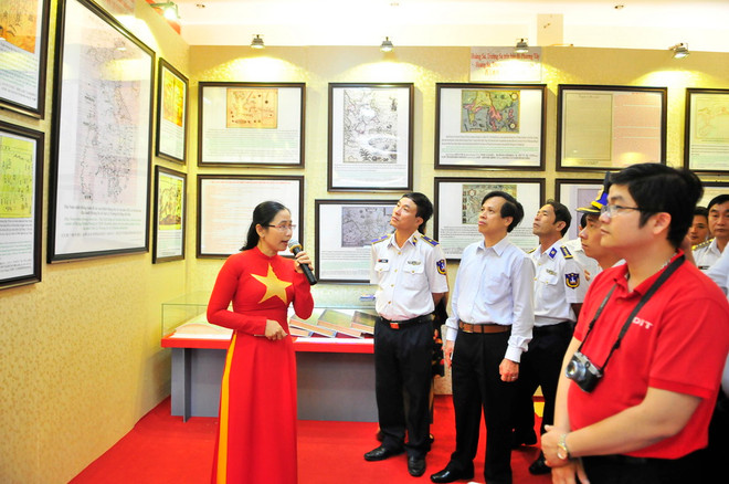 Khách tham quan một Triển lãm bản đồ và trưng bày tư liệu 'Hoàng Sa, Trường Sa của Việt Nam-Những bằng chứng lịch sử và pháp lý.' (Ảnh: Lê Huy Hải/TTXVN) Trưng bày tư liệu về Hoàng Sa, Trường Sa tại huyện đảo Bạch Long Vỹ ảnh 1