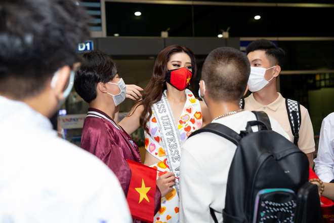 Khánh Vân vượt ‘bão COVID’ lên đường chinh phục Miss Universe ảnh 1