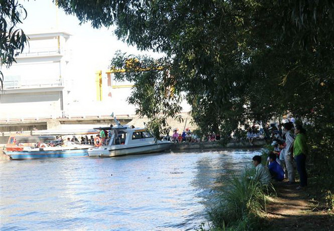 Vụ chìm sà lan trên sông Tiền: Hoàn tất công tác tìm kiếm nạn nhân ảnh 1