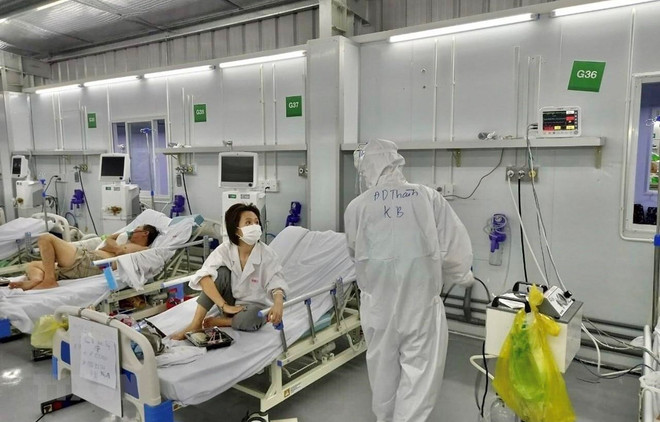 Bên trong phòng cấp cứu bệnh nhân COVID-19 nặng của Trung tâm Hồi sức Tích cực COVID-19 bệnh viện Việt Đức tại Bệnh viện Dã chiến 13 (huyện Bình Chánh, Thành phố Hồ Chí Minh). (Ảnh: TTXVN phát) Nghiêm cấm tham nhũng, lợi ích nhóm trong việc mua sắm thiết bị y tế ảnh 1