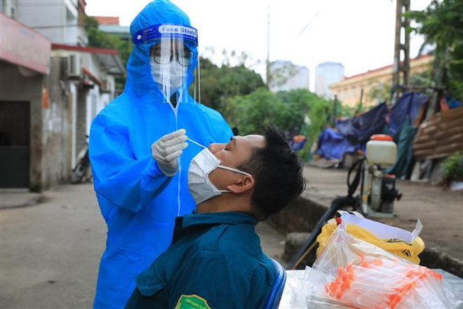 Lấy mẫu xét nghiệm COVID-19. (Nguồn: TTXVN) Giám đốc Bệnh viện Phổi Trung ương: Đã đến lúc không để chạy theo dịch ảnh 1