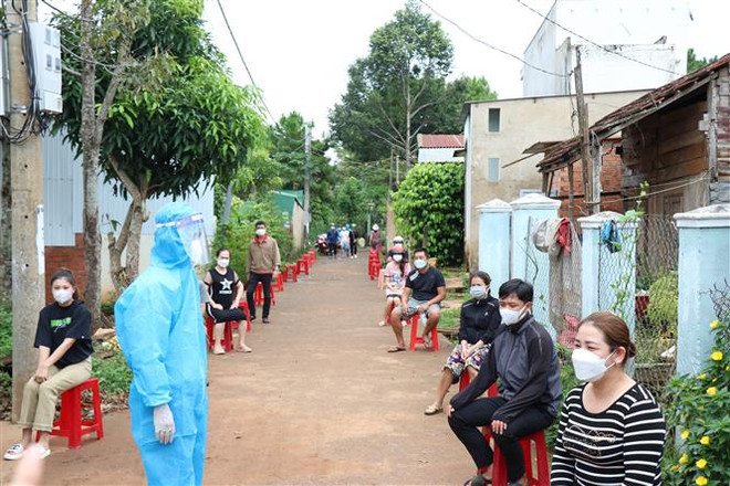 Xét nghiệm trên diện rộng cho người dân thị xã Buôn Hồ sau khi ghi nhận các chùm ca bệnh phức tạp. (Ảnh: Tuấn Anh/TTXVN) Đắk Lắk ngăn chặn lây nhiễm chéo tại các khu cách ly tập trung ảnh 1