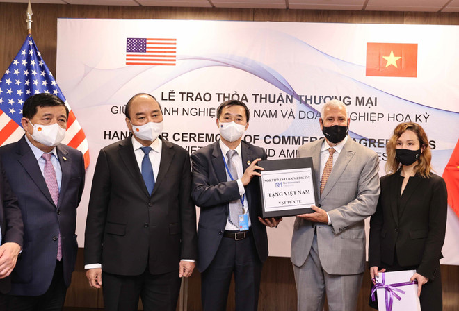 Chủ tịch nước Nguyễn Xuân Phúc chứng kiến lễ tiếp nhận vật tư y tế do Northwestern Medicine tài trợ. (Ảnh: Thống Nhất/TTXVN) Chủ tịch nước Nguyễn Xuân Phúc tiếp các hiệp hội, nhà đầu tư Hoa Kỳ ảnh 1