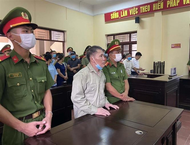 Bị cáo Hà Văn Thành tại phiên tòa. (Ảnh: Nguyễn Thảo/TTXVN) Tuyên phạt 4 năm tù với đối tượng tống tiền Bí thư Huyện ủy Lập Thạch ảnh 1