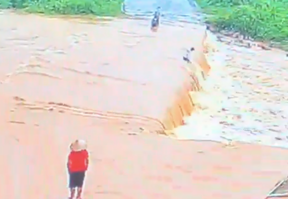 Mưa lũ tại Lào Cai khiến 1 người mất tích, 1 người bị thương nặng ảnh 1