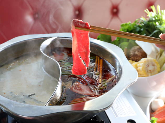 Lẩu là món khoái khẩu của nhiều người Hong Kong trong mùa Đông. (Ảnh minh họa. Nguồn: Time Out) Ăn lẩu có làm tăng nguy cơ nhiễm virus corona chủng mới hay không? ảnh 1