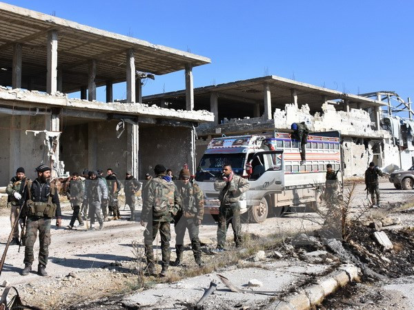 Lực lượng ủng hộ Chính phủ Syria sau khi giành lại quyền kiểm soát quận Myessar, phía Đông Aleppo ngày 4/12. (Nguồn: AFP/TTXVN) Chính phủ Syria tuyên bố sẵn sàng nối lại đối thoại với phe đối lập ảnh 1