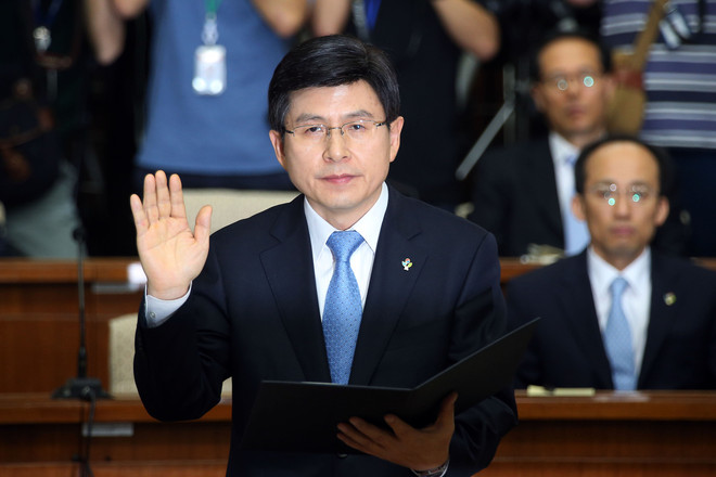 Quyền Tổng thống Hàn Quốc Hwang Kyo-ahn trấn an công chúng ảnh 1