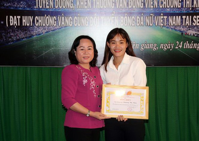 Kiên Giang khen thưởng nữ cầu thủ bóng đá Chương Thị Kiều ảnh 1