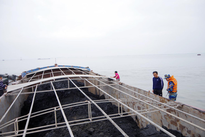 Lực lượng cảnh sát biển tạm giữ 800 tấn than không rõ nguồn gốc ảnh 1