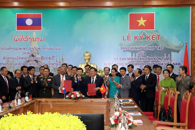 Lãnh đạo tỉnh Kon Tum và Attapeu (Lào) ký kết bản ghi nhớ về hợp tác giai đoạn 2022-2027. (Ảnh: Cao Nguyên/TTXVN) Tỉnh Kon Tum ký kết hợp tác toàn diện với tỉnh Attapeu của Lào ảnh 1