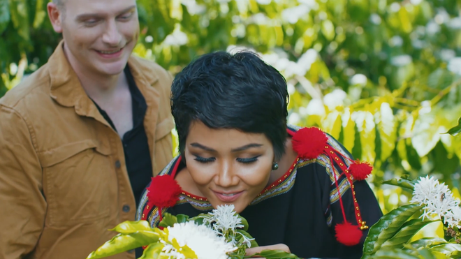 H’Hen Niê cùng Kyo York ngồi xe công nông quảng bá cho càphê Việt ảnh 1