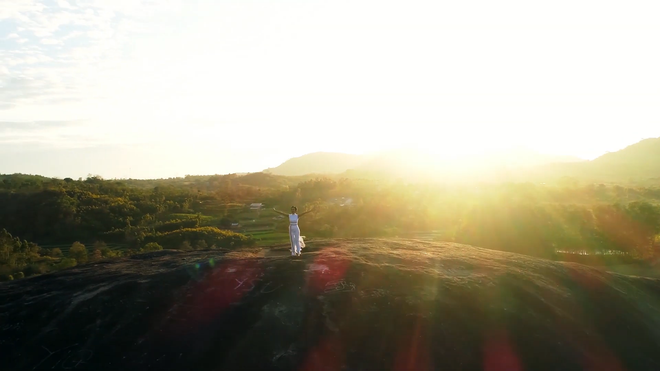 H’Hen Niê cùng Kyo York ngồi xe công nông quảng bá cho càphê Việt ảnh 2