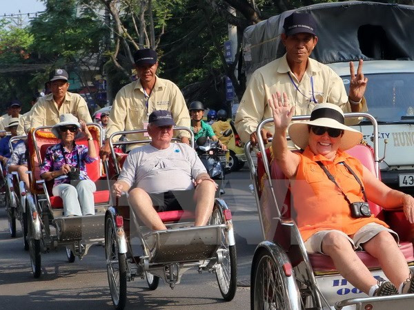Du khách Pháp đi xích lô tham quan thành phố Đà Nẵng. (Ảnh: Trần Lê Lâm/TTXVN) Chính sách visa thông thoáng tạo sức hút cho du lịch Việt Nam ảnh 1
