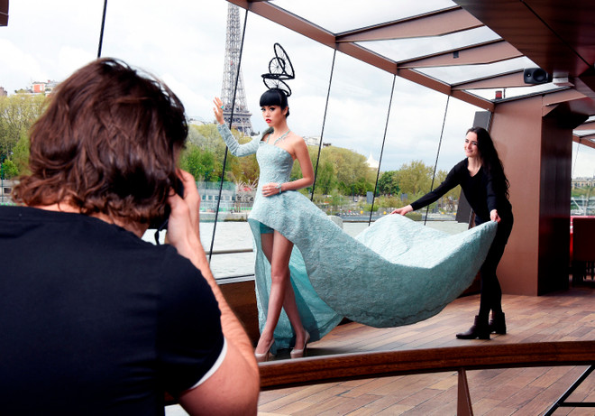 Hậu trường nóng bỏng của siêu mẫu Jessica Minh Anh tại Paris ảnh 11