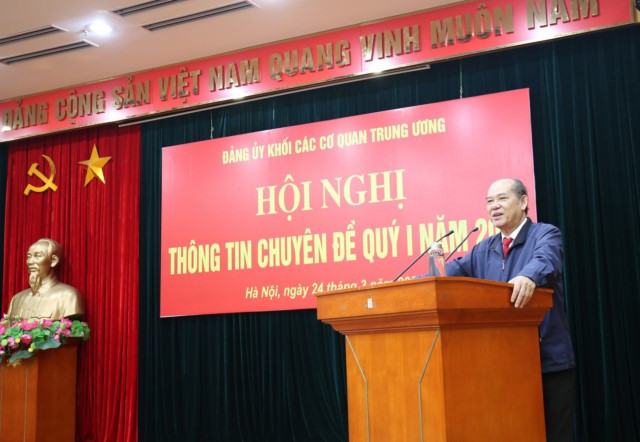 Ông Nguyễn Đức Hà, nguyên Vụ trưởng Vụ Cơ sở đảng, Ban Tổ chức Trung ương báo cáo chuyên đề tài Hội nghị. (Nguồn: Đảng ủy Khối các cơ quan Trung ương) Đảng bộ Khối các cơ quan TW nâng cao chất lượng học tập nghị quyết ảnh 1