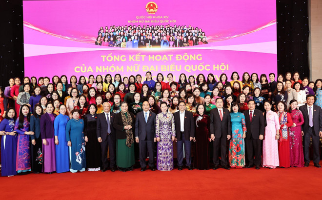 Chủ tịch Quốc hội Nguyễn Thị Kim Ngân, Thủ tướng Nguyễn Xuân Phúc với các đại biểu. (Ảnh: Trọng Đức/TTXVN) Nâng cao vai trò và vị thế của nhóm nữ đại biểu Quốc hội ảnh 2