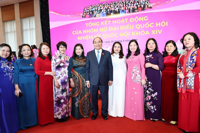 Thủ tướng Nguyễn Xuân Phúc với các đại biểu. (Ảnh: Trọng Đức/TTXVN) Nâng cao vai trò và vị thế của nhóm nữ đại biểu Quốc hội ảnh 1