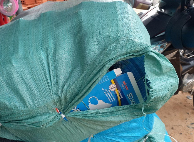 Tây Ninh: Tạm giữ 50.000 chiếc khẩu trang không rõ nguồn gốc ảnh 1