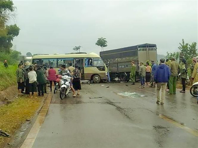 Xe khách đâm trực diện xe tải, Quốc lộ 6 đoạn qua Sơn La ùn tắc ảnh 2