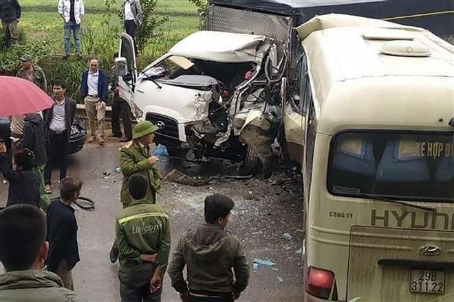 Xe khách đâm trực diện xe tải, Quốc lộ 6 đoạn qua Sơn La ùn tắc ảnh 1