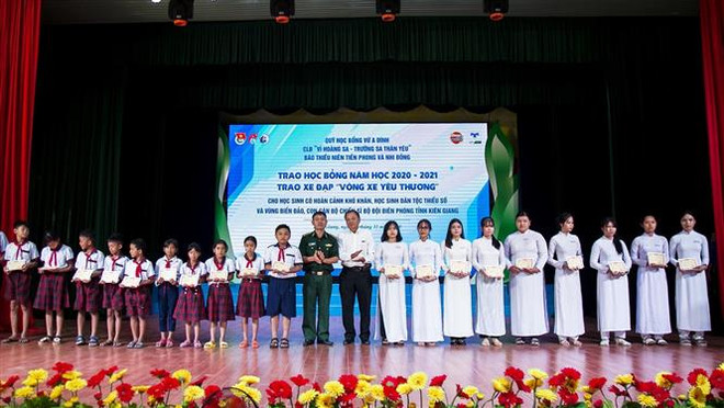​Trao hơn 200 suất học bổng cho học sinh khó khăn ở Kiên Giang ảnh 1
